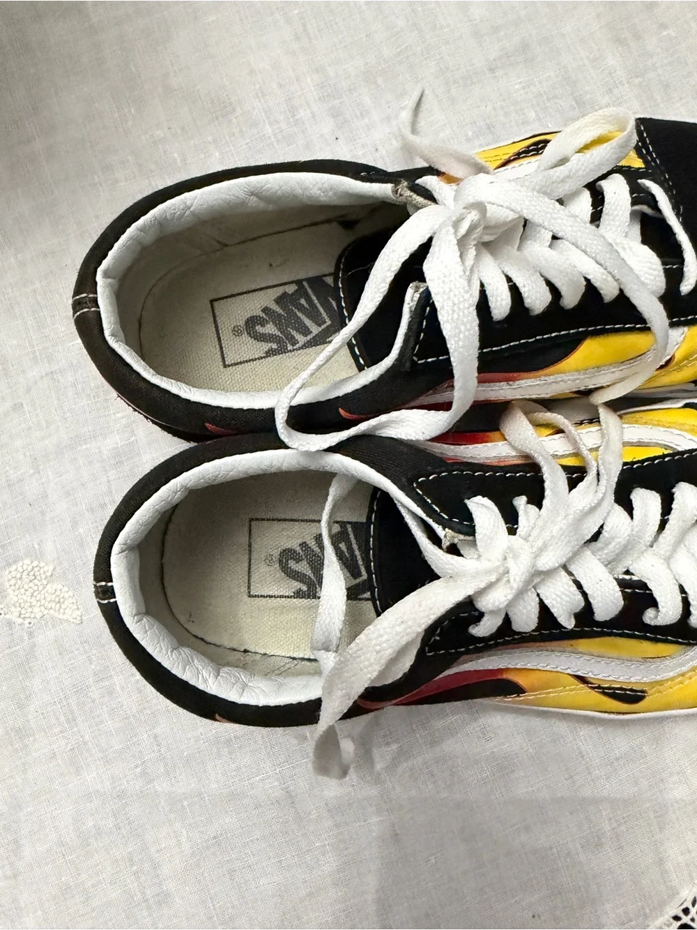 VANS OLD SKOOL FLAME SNEAKERS LOW TOP M: 6.0. W: 7.5